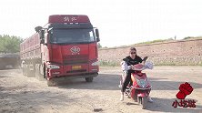 美女骑车挡拉煤车，没想司机坑200搭美女电动车进村，结局真逗