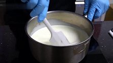 神奇好玩的巧克力制作：往下一压切成小块！过程看了不下10遍