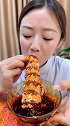 硕大的虎斑虾，浸泡在辣油里，小姐姐从尾巴开始吃，肉厚吃着过瘾