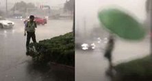河南新乡：交警暴雨中执勤死死抓住大伞，随后一幕令人心疼