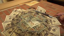 土豪太任性！用3800美钞切西瓜，你猜结果怎么着？