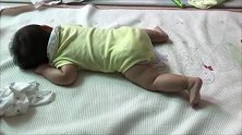 小宝宝想学爬学不会，哭了几声后就秒睡了，好萌！好搞笑！
