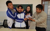 二浪三人吐槽学校食堂，二浪一气之下把手弄伤