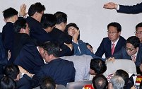 韩国议会再演全武行！朴槿惠娘家人急眼，文在寅政党稳坐钓鱼台