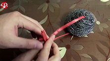 钢丝球上套一根绳子，太实用了，洗完再也不扎手