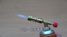小伙用喷火枪烧烤玻璃瓶，下一秒玻璃瓶竟然变形了