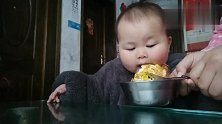15个月宝宝早上起床饿的肚子都瘪了，不爱吃的鸡蛋吃的满嘴油
