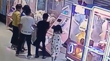 辣眼睛！家长带孩子将商场娃娃机推倒 店老板：还将投币拿走
