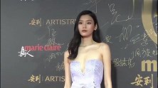 奚梦瑶穿黑色礼服商城站台，看到她这站姿时，网友怒赞这个很专业
