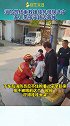 消防员结束救援任务归队途中，家人带孩子路边等候，只为消防员父亲和儿子短暂相聚。温暖 消防员