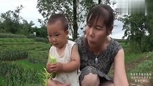 1岁的小满上菜地变身小大人，和小妞一起干起农活，衣服又遭殃了
