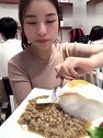 清纯美女与刚出锅的美味鸡米饭美食与美人更下饭