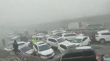 因桥面结冰！河北保定数十辆车发生追尾事故 现场一片狼藉