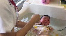 来看看产科护士怎么给新生儿洗澡，盖条毛巾是宝宝不哭闹的秘诀