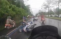 泰国一辆汽车行驶过程中漏油，导致53辆摩托车在湿滑车道上滑倒