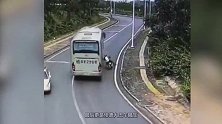 大巴车正常行驶，叫嚣摩托男丝毫不放在眼里，结局太惨！