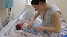新手妈妈给宝宝包襁褓手法生疏，宝宝嚎啕大哭，让人好心疼！