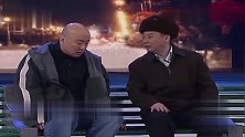 邵峰被喝醉的郭冬临用手指顶着背，叫他举手，邵峰的反应真逗