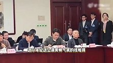 48岁靳东又登上新闻联播了，认真开会秒变老干部，被众人抢着合影
