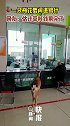 吉林长春，一只梅花鹿闯进银行