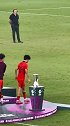 实拍国足U23和日本U23相互列队领奖