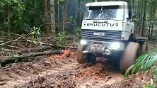 4X4的越野卡车，这轮胎真大
