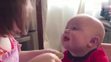 真是有爱啊，老大给老二喂饭，真是幸福的二胎生活