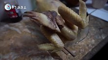 煮好的白斩鸡，放在菜板上切好，看着真不错