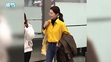 江疏影机场和粉丝吃辣条，细心帮粉丝擦汗，网友太接地气了