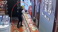 监拍！重庆一金店遭男子持锤抢劫 工作人员吓得跳了起来