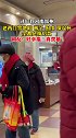 老俩口穿戴各种情侣款出行 太幸福了