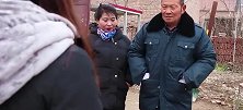 父亲打工带回来一个妈，女儿不让进门，邻居好心收留后收到一沓钱