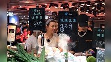 55岁张曼玉带范丞丞现身菜市场，素颜上阵状态好，却瘦成纸片人