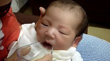 月子里的宝宝喝奶，不时发出叭叽叭叽的声音，可爱极了