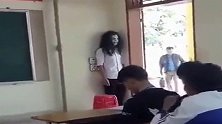 本以为会把班主任给吓傻，没想到没反应，网友：他到底经历过什么？