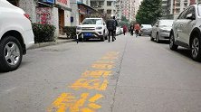 重庆着火小区消防通道仍被占：150米停了约30辆车