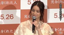 看看佐佐木希的表现，再看看她的颜值，她没有变还是那么美丽