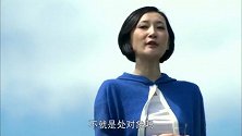 美女在山坡上求婚，男友答应了她