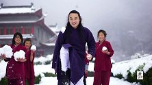 大雪过后，孩子们滚雪球打雪仗，凌云和武术学生玩嗨了！