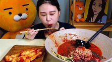 小姐姐吃超级美味的生拌牛肉冷面呀，看着可真馋人