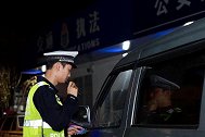 亮窗行动再一次严查，被交警抓到罚200，关系再硬也没用