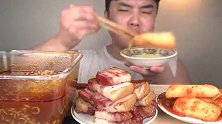 小伙直播吃辣汤方便面和烤五花肉，配上萝卜泡菜吃得太香了