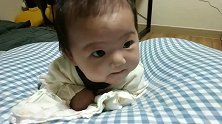好逗！2个月小宝宝学抬头，用劲时舌头就控制不住了