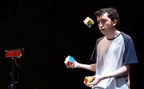 哥伦比亚19岁男孩边玩杂耍边复原3个魔方，打破吉尼斯世界纪录