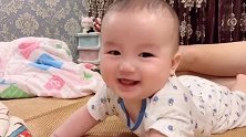 小宝宝无所事事的时候，只要妈妈发出声音，宝宝就会给一个微笑！