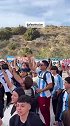 在阿根廷国家队集训地外面的阿根廷球迷高唱梅西之歌