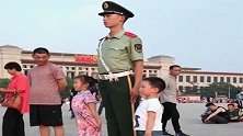 帅气的兵哥哥值班引来了小朋友模仿学习，小女孩做的好标准啊！