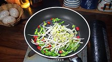 蒜苔和什么菜可以搭配一起炒，蒜苔可以和黄豆芽搭配一起炒