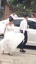 结婚无意间拍到，这一幕把我看懵了，美女你老公有点皮啊！