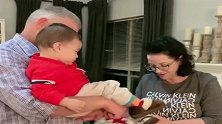 生了个中美混血儿，美国奶奶每次来都给孩子买东西，简直宠上天了